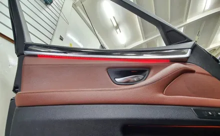 BMW 5시리즈 F10 520d 실내 도어 엠비언트 레드 LED 시공 장착 작업 대구 F시리즈 튜닝 전문점 씨앤디 인터내셔널 실내무드등 도어LED