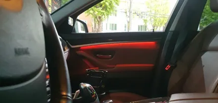 BMW F10 528i 레드 엠비언트 도어 엠비언트라이트 실내 무드등 단색 순정형 5시리즈 4도어 엠비언트장착 작업 비노출 매립 실내튜닝 대구 BMW튜닝 전문점 씨앤디인터내셔널
