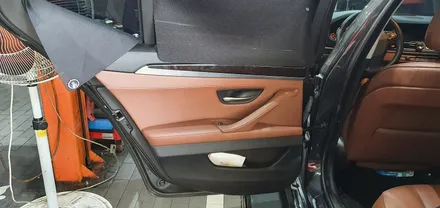 BMW 5시리즈 F10 520d 엠비언트 라이트 레드 LED 무드등 튜닝 4도어 비노출 조명 단색 앰비언트 BMW 튜닝 전문점 대구 씨앤디 인터내셔널