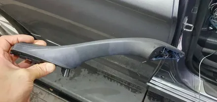 BMW 5시리즈 F10 528i 11년식 레드 단색 실내 엠비언트 라이트 시공 및 운전석/조수석 실내손잡이 녹아내림 진득거림 교체작업 스타트버튼 시동버튼 트렁크버튼 송풍버튼 교체