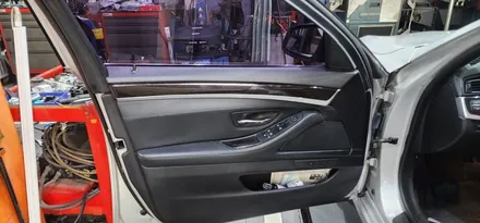 : BMW 528i 2색 가변 엠비언트 오렌지, 블루 라이트 시공 작업 : 내 차의 고급스러운 환골탈태는 무죄! BMW튜닝 : 대구대명동자동차정비 대구씨앤디인터내셔널 :