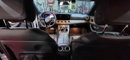 벤츠 W213 E250 22년식 LED송풍구 엠비언트 1열 2열, 4D부메스터 트위터, LED미드스피커커버 장착 튜닝작업 BENZ E클래스 실내 무드등 대구수입차튜닝 앞산 씨앤디