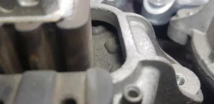 BMW F10 528i 엔진미미 미션미미 교체 및 실내 도어 엠비언트 레드 시공 작업 대구 BMW 정비 튜닝 전문점 씨앤디 인터내셔널 F시리즈 5시리즈 마운트 교환 차체진동