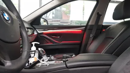 BMW F10 525d 실내 도어 엠비언트 레드 시공 작업 대구 BMW튜닝 전문점 씨앤디인터내셔널 5시리즈 F바디 LED 실내튜닝 무드등 분위기등 대구앞산씨앤디 C&D 수입차튜닝