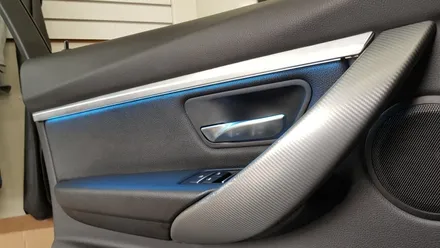 BMW 3시리즈 F30 320d 도어 엠비언트 실버몰딩 시공 작업 대구 씨앤디인터내셔널 BMW튜닝 전문점 실내엠비언트 장착 실내튜닝 수입차튜닝 전문 대구남구씨앤디