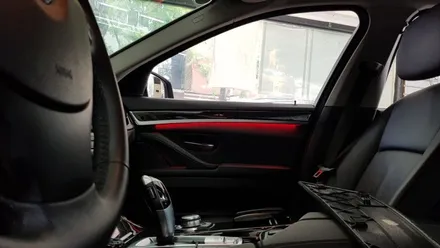 BMW  F10 528i 도어 엠비언트 레드 시공 장착 작업, 수입차 정비 수리 튜닝 대구 카센터 씨앤디인터내셔널
