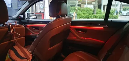 BMW F10 528i 레드 엠비언트 도어 엠비언트라이트 실내 무드등 단색 순정형 5시리즈 4도어 엠비언트장착 작업 비노출 매립 실내튜닝 대구 BMW튜닝 전문점 씨앤디인터내셔널
