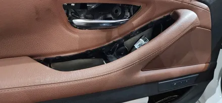 BMW 5시리즈 F10 520d 16년식 실내손잡이 운전석 윈도우스위치커버 브라운 진득거림 스크래치 손상으로 인한 파츠 부품 교체 시공후기 BMW고질병 대구수입차정비 튜닝 씨앤디