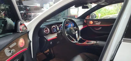 벤츠 W213 E250 22년식 LED송풍구 엠비언트 1열 2열, 4D부메스터 트위터, LED미드스피커커버 장착 튜닝작업 BENZ E클래스 실내 무드등 대구수입차튜닝 앞산 씨앤디