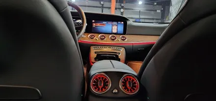 벤츠 W213 E250 22년식 LED송풍구 엠비언트 1열 2열, 4D부메스터 트위터, LED미드스피커커버 장착 튜닝작업 BENZ E클래스 실내 무드등 대구수입차튜닝 앞산 씨앤디