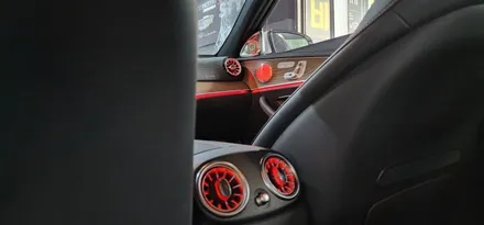 벤츠 W213 E250 22년식 LED송풍구 엠비언트 1열 2열, 4D부메스터 트위터, LED미드스피커커버 장착 튜닝작업 BENZ E클래스 실내 무드등 대구수입차튜닝 앞산 씨앤디