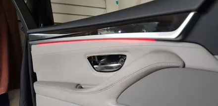 BMW 5시리즈 실내 도어 엠비언트 레드 시공 작업 F10 528i 대구 BMW 튜닝 전문점 씨앤디 인터내셔널 무드등 LED 조명 감성튜닝