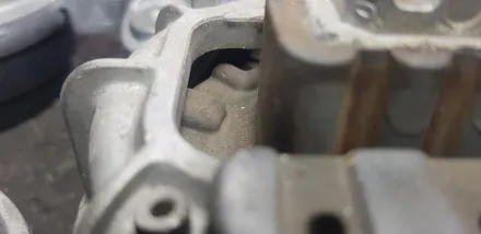 BMW F10 528i 엔진미미 미션미미 교체 및 실내 도어 엠비언트 레드 시공 작업 대구 BMW 정비 튜닝 전문점 씨앤디 인터내셔널 F시리즈 5시리즈 마운트 교환 차체진동
