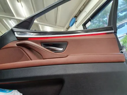 BMW 5시리즈 F10 520d 실내 도어 엠비언트 레드 LED 시공 장착 작업 대구 F시리즈 튜닝 전문점 씨앤디 인터내셔널 실내무드등 도어LED