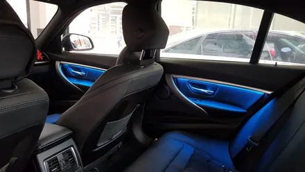 BMW 3시리즈 F30 320d 도어 엠비언트 실버몰딩 시공 작업 대구 씨앤디인터내셔널 BMW튜닝 전문점 실내엠비언트 장착 실내튜닝 수입차튜닝 전문 대구남구씨앤디