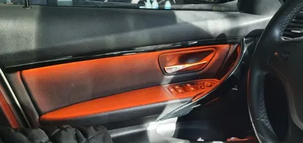 BMW F30 도어 엠비언트 , 오디오 공조기 LED 엠비언트 장착 작업 BMW 수입차 튜닝 수리 정비 전문점 대구 카센터 추천 씨앤디인터내셔널