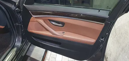 BMW 5시리즈 F10 520d 엠비언트 라이트 레드 LED 무드등 튜닝 4도어 비노출 조명 단색 앰비언트 BMW 튜닝 전문점 대구 씨앤디 인터내셔널