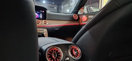 벤츠 W213 E250 22년식 LED송풍구 엠비언트 1열 2열, 4D부메스터 트위터, LED미드스피커커버 장착 튜닝작업 BENZ E클래스 실내 무드등 대구수입차튜닝 앞산 씨앤디