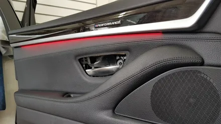 BMW  F10 528i 도어 엠비언트 레드 시공 장착 작업, 수입차 정비 수리 튜닝 대구 카센터 씨앤디인터내셔널