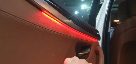 BMW F10 528i 레드 엠비언트 도어 엠비언트라이트 실내 무드등 단색 순정형 5시리즈 4도어 엠비언트장착 작업 비노출 매립 실내튜닝 대구 BMW튜닝 전문점 씨앤디인터내셔널