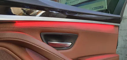 BMW 5시리즈 F10 520d 엠비언트 라이트 레드 LED 무드등 튜닝 4도어 비노출 조명 단색 앰비언트 BMW 튜닝 전문점 대구 씨앤디 인터내셔널
