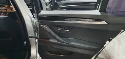 BMW 5시리즈 F10 520d 12년식 운전석손잡이, 조수석손잡이 교체 및 레드 LED 도어 엠비언트 라이트 장착 작업 BMW520d 실내 손잡이 진득거림 교환 엠비언트 씨앤디