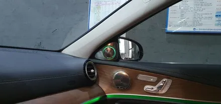 벤츠 E클래스 W213 E220d 17년식 부메스터 전동트위터 장착 작업 대구 벤츠엠비언트 1열 3D부메스터 트위터 스피커 시공 후기 순정 연동 무드등 삼각스피커 씨앤디인터내셔널