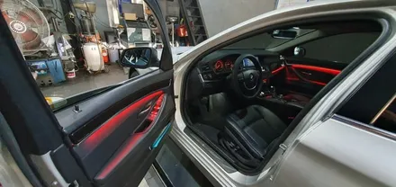 BMW 5시리즈 F10 528i 11년식 실내 레드 단색 LED 엠비언트 라이트 장착 작업 BMW528i F10엠비언트 시공후기 무드등 실내분위기업 비노출 시공 520 대구씨앤디
