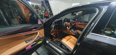 BMW 5시리즈 G30 520i 21년식 회오리트위터 LED미드스피커커버 미드스피커 장착 작업 G30회오리트위터스피커 튜닝 스피커교체 시공후기 실내인테리어 분위기 무드등 대구씨앤디