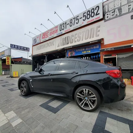 <BMW X6M 50d 블랙 휠도 색 > 휠 프로텍터 붙이는 타입 작업!  x5블랙에디션화 ! /  휠 수리, 휠 도색, 검정 휠, 휠 검정 도색, 휠 림 프로텍터 / \