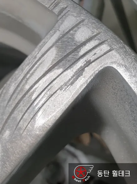 [휠수리복원][휠도색] 벤츠 C 클래스 AMG 18인치 순정 휠 하이퍼실버 휠도색 - 동탄 휠 전문점 휠테크 / 화성시 금곡동