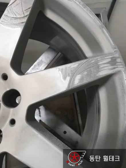 [휠수리복원][휠도색] 벤츠 C 클래스 AMG 18인치 순정 휠 하이퍼실버 휠도색 - 동탄 휠 전문점 휠테크 / 화성시 금곡동