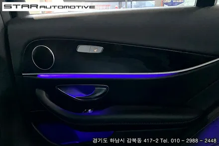 벤츠W213 E클래스 실내튜닝 부메스터 스피커 엠비언트 송풍구 풀 세트 및 엠비언트 선글라스케이스 장착