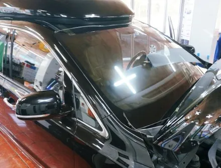 대구 경산 올뉴카니발 하이리무진 전면 유리교체와 최고급 프리미엄 반사필름으로 썬팅재시공을 한번에.