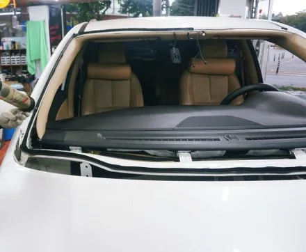 대구 경산 올뉴카니발 전면 유리교체 썬팅재시공은 켈란의 최고 프리미엄 반사필름으로.