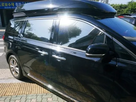 대구 경산 올뉴카니발 하이리무진 전면 유리교체와 최고급 프리미엄 반사필름으로 썬팅재시공을 한번에.