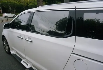 대구 경산 올뉴카니발 전면 유리교체 썬팅재시공은 켈란의 최고 프리미엄 반사필름으로.