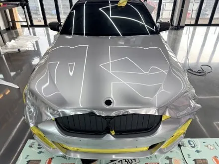 화성 남양 BMW M550i 전체랩핑 재시공, 무광 차콜메탈릭 제거 후 고광택 포르쉐 감성 GT실버 랩핑 + 3M 블랙유광 루프스킨 / 경기 화성 남양