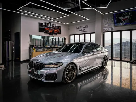 화성 남양 BMW M550i 전체랩핑 재시공, 무광 차콜메탈릭 제거 후 고광택 포르쉐 감성 GT실버 랩핑 + 3M 블랙유광 루프스킨 / 경기 화성 남양