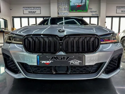 화성 남양 BMW M550i 전체랩핑 재시공, 무광 차콜메탈릭 제거 후 고광택 포르쉐 감성 GT실버 랩핑 + 3M 블랙유광 루프스킨 / 경기 화성 남양