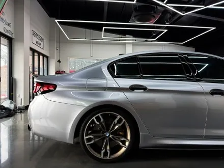 화성 남양 BMW M550i 전체랩핑 재시공, 무광 차콜메탈릭 제거 후 고광택 포르쉐 감성 GT실버 랩핑 + 3M 블랙유광 루프스킨 / 경기 화성 남양