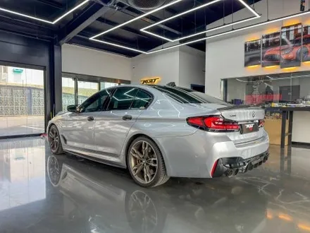 화성 남양 BMW M550i 전체랩핑 재시공, 무광 차콜메탈릭 제거 후 고광택 포르쉐 감성 GT실버 랩핑 + 3M 블랙유광 루프스킨 / 경기 화성 남양