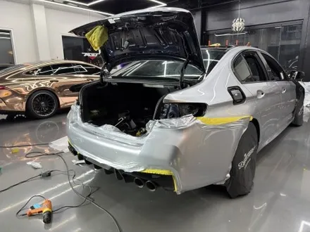 화성 남양 BMW M550i 전체랩핑 재시공, 무광 차콜메탈릭 제거 후 고광택 포르쉐 감성 GT실버 랩핑 + 3M 블랙유광 루프스킨 / 경기 화성 남양