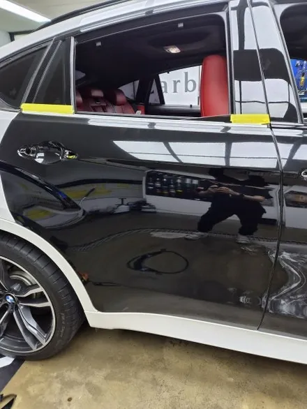 수원 랩핑, 유광 블랙은 실력을 숨길 수 없는 색입니다. BMW X6M 전체 랩핑. / 경기 화성