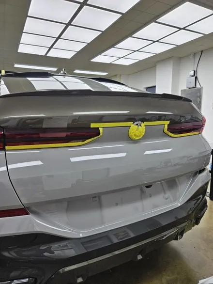 광교 랩핑, BMW X6 고광택 랩핑. 역동적인 매력을 가득 담은 사례. / 경기 화성