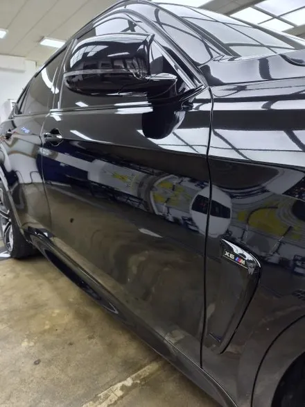 수원 랩핑, 유광 블랙은 실력을 숨길 수 없는 색입니다. BMW X6M 전체 랩핑. / 경기 화성