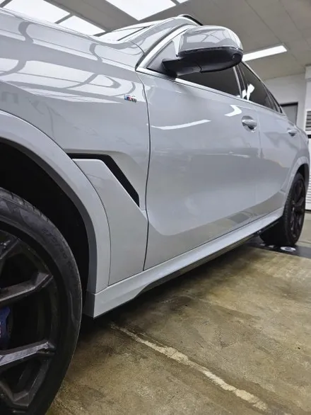 광교 랩핑, BMW X6 고광택 랩핑. 역동적인 매력을 가득 담은 사례. / 경기 화성