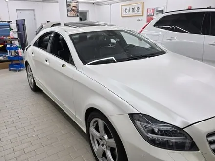 벤츠 CLS 사틴 펄 화이트 전체 랩핑으로 연식이 오래된 차량도 다시 깔끔하게!! / 서울 강남