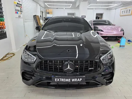 벤츠 E53 AMG 카민 레드 고광택 전체 랩핑 - 실내 카본, 라이트 PPF 톤 다운 / 서울 강남