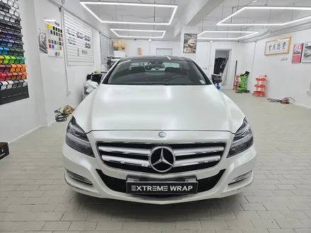 벤츠 CLS 사틴 펄 화이트 전체 랩핑으로 연식이 오래된 차량도 다시 깔끔하게!! / 서울 강남